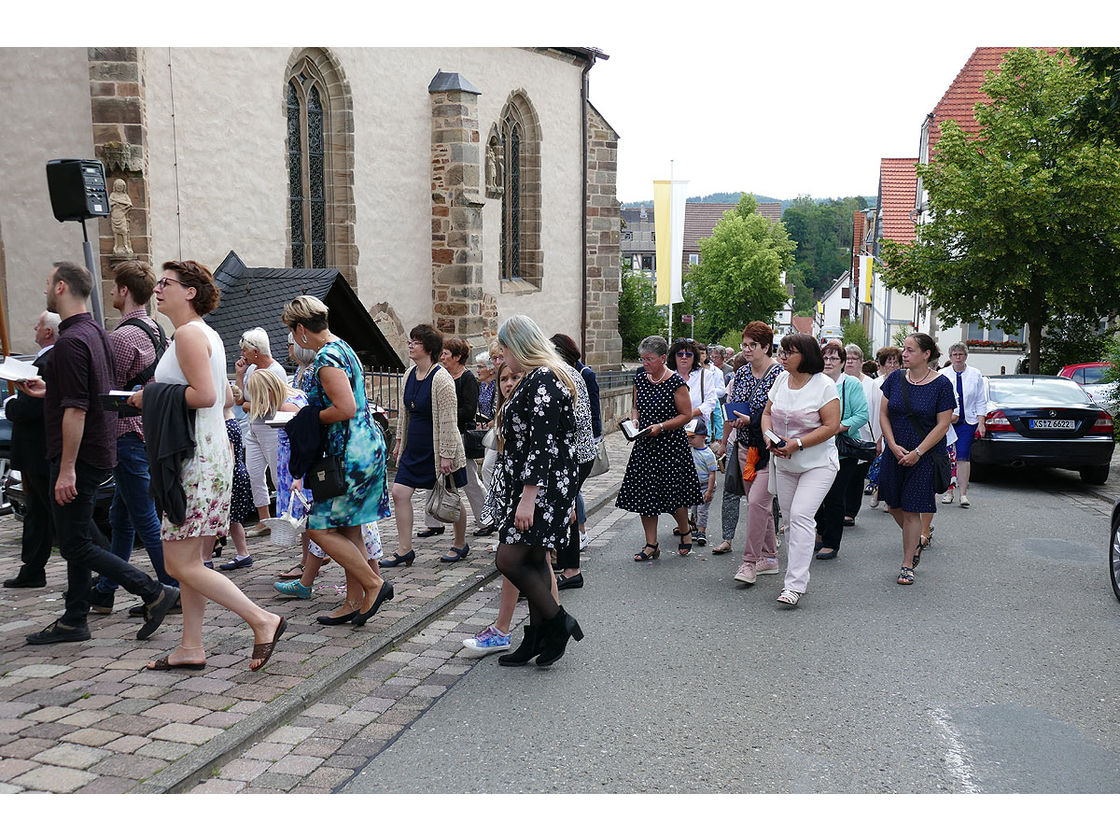 Fronleichnamsprozession durch die Straßen von Naumburg (Foto: Karl-Franz Thiede)